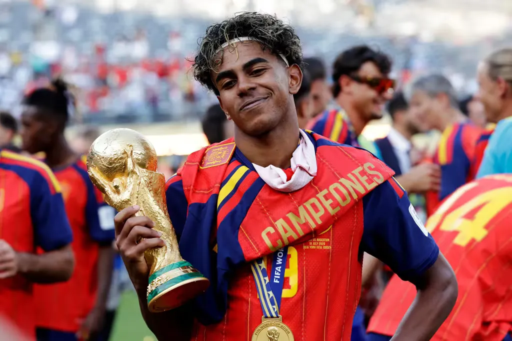 Lamine Yamal da Espanha comemora a vitória na Copa do Mundo 2026 com a taça da copa em 19 de Julho de 2026.