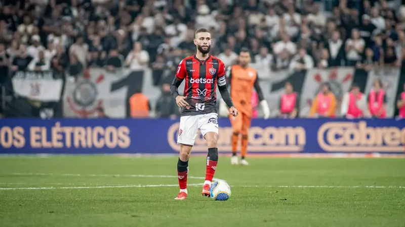 Vitória x Vasco na volta do Brasileirão: onde assistir, horário e escalações