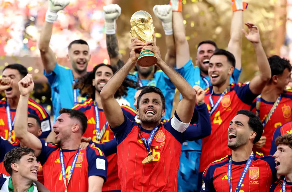 Jogadores da Espanha comemoram o título de campeões da Copa do Mundo 2026 FIFA. Chegam a Madrid com a taça da copa e terá festa nas ruas