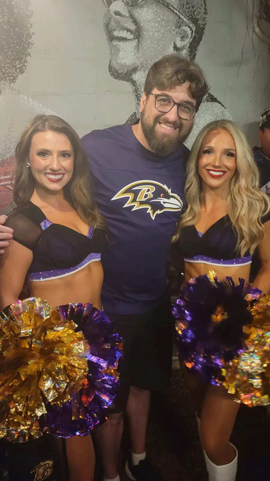 Icaro Elias Torcedor brasileiro do Ravens se emociona ao ganhar ingresso surpresa para jogo no Maracanã
