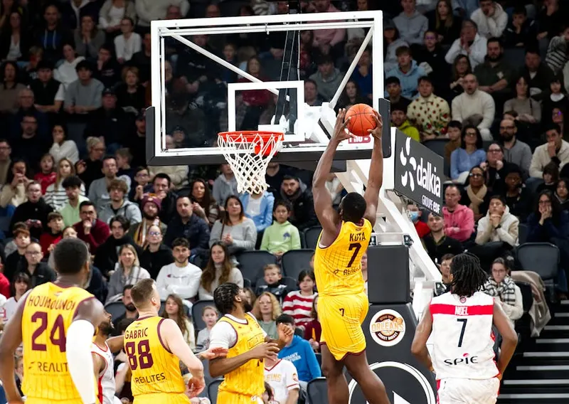 OKC vence o Jogo 3 e vai a 7-0 nos playoffs com Mitchell brilhando