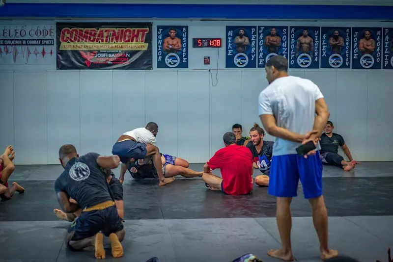 Torcedores divididos após técnico de Strickland confraternizar com equipe de Chimaev